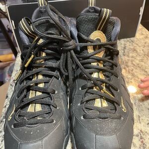 6Y Nike Black Athletic Shoes Women/Kids Make me an offer.